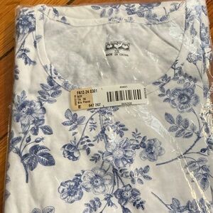 Floral Blue and White Women's Short Sleeve Top